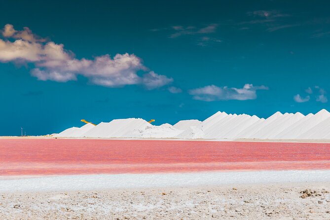 Roze zoutmeer met zoutbergen op Bonaire